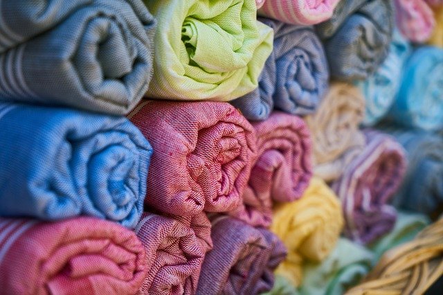 Rouleaux de tissus multicolores